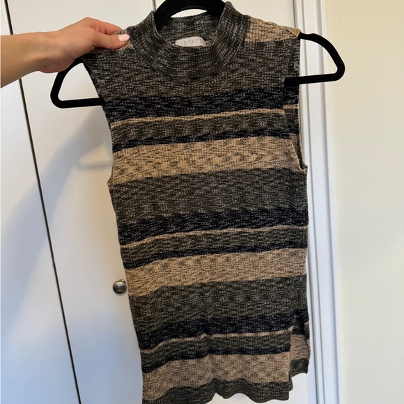 Sleevless Turtleneck - Picture 6 of 6